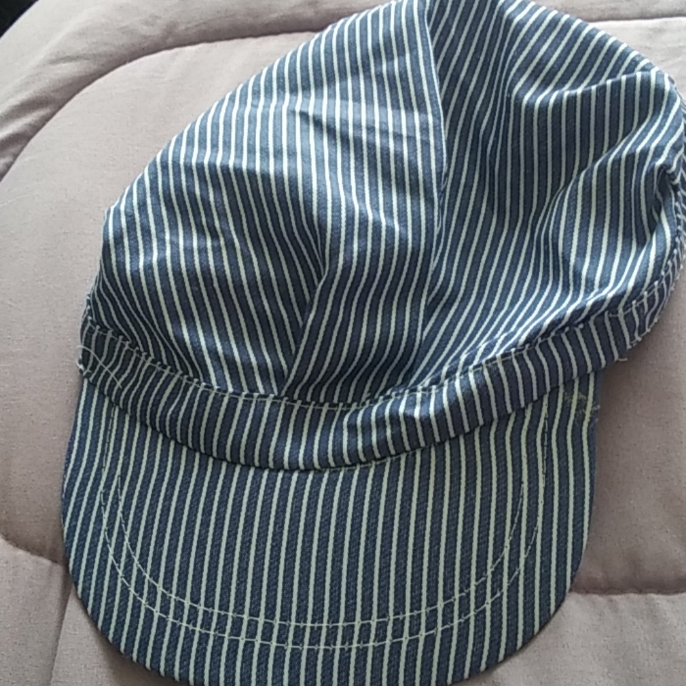 Kangaroo railroad hat. NWOT$18. 1 size + free hat.